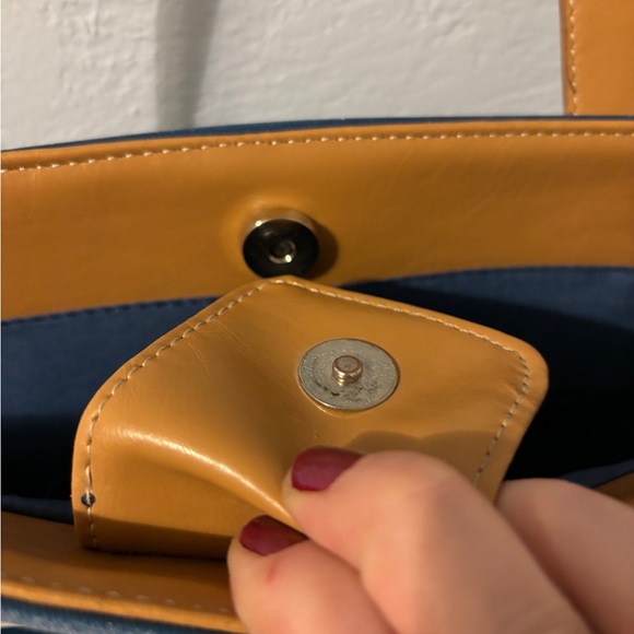 Blue and white bow graphic Kenneth Cole reaction tote back - flawed - Picture 10 of 12